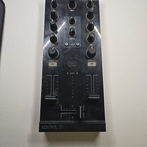 Native Instruments Kontrol Z1 DJ Mixer